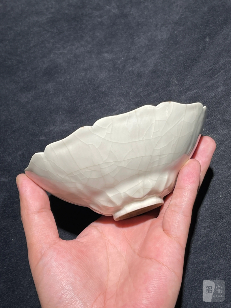 清乾隆 浆胎仿定模印花瓣形碗 - 图2